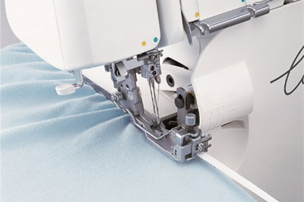 Couture d'un élastique à la recouvreuse