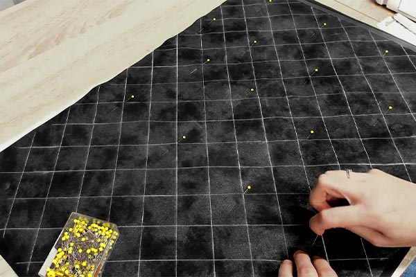 Epingler les couches de tissu du sac banane