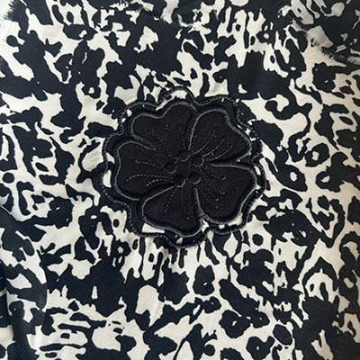 Broderie en appliqué pour recoudre un trou