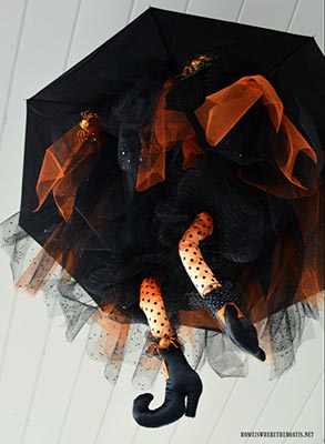 Jambes de sorcières suspendues pour Halloween