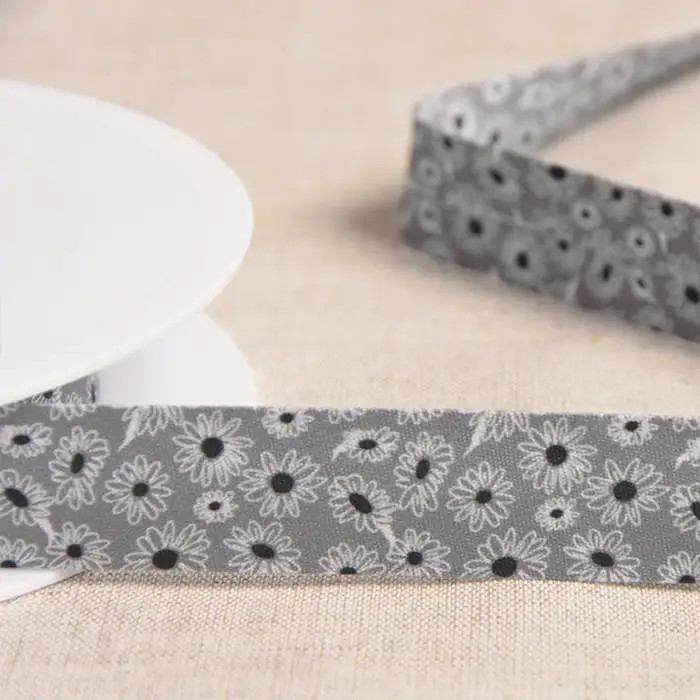 Biais gris avec marguerites blanches et noires 20mm Biais gris avec marguerites blanches et noires 20mm