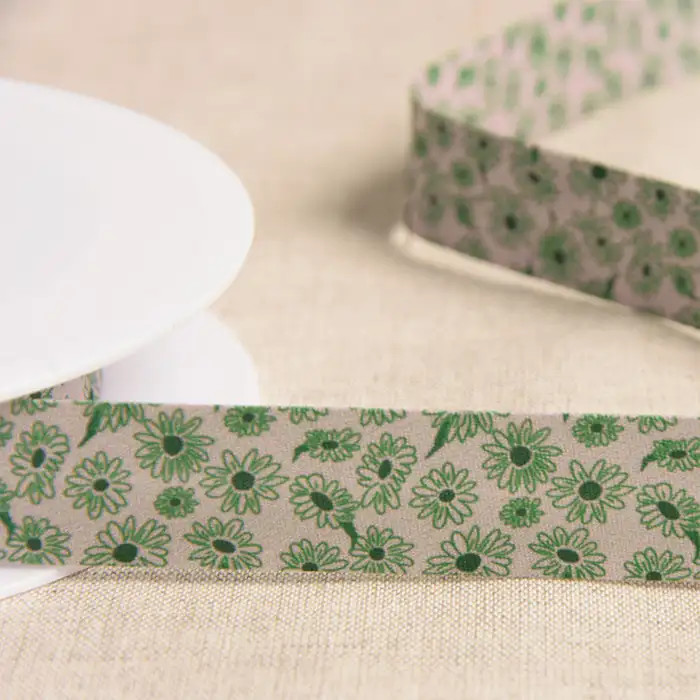 Biais taupe avec marguerites vertes 20mm Biais taupe avec marguerites vertes 20mm
