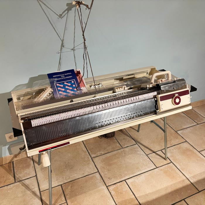 Machine à tricoter Sisters KH230 avec double fonture KR230 Machine à tricoter Sisters KH230 avec double fonture KR230